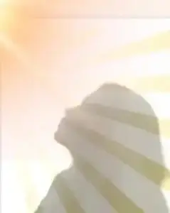 femme face au soleil pour trouver la lumière après une rupture amoureuse